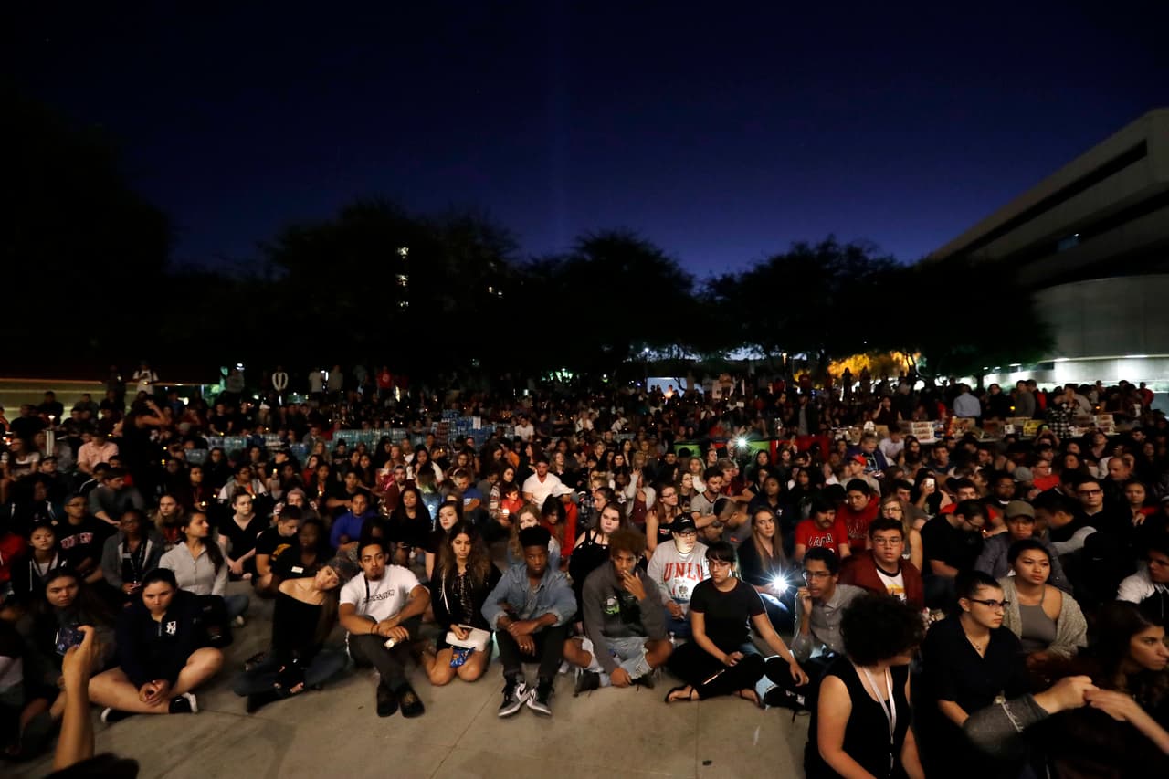 Cientos de estudiantes de la Universidad de Nevada realizaron una vigilia en la noche del lunes en homenaje a las 59 víctimas fatales de la masacre en el festival de música country en Las Vegas.
