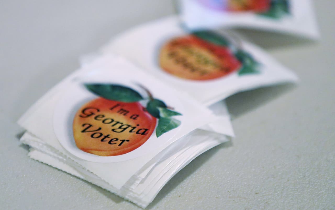Grupo de derechos civiles exige que sitio web para solicitar boletas de voto ausente en Georgia esté en español