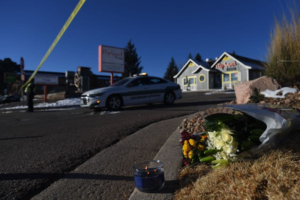 En una conferencia de prensa el jefe de la Policía de Colorado Springs, Adrián Vásquez, detalló que nada más entrar al lugar 
<b>el sospechoso comenzó a disparar. Llevaba al menos un "rifle largo". </b>