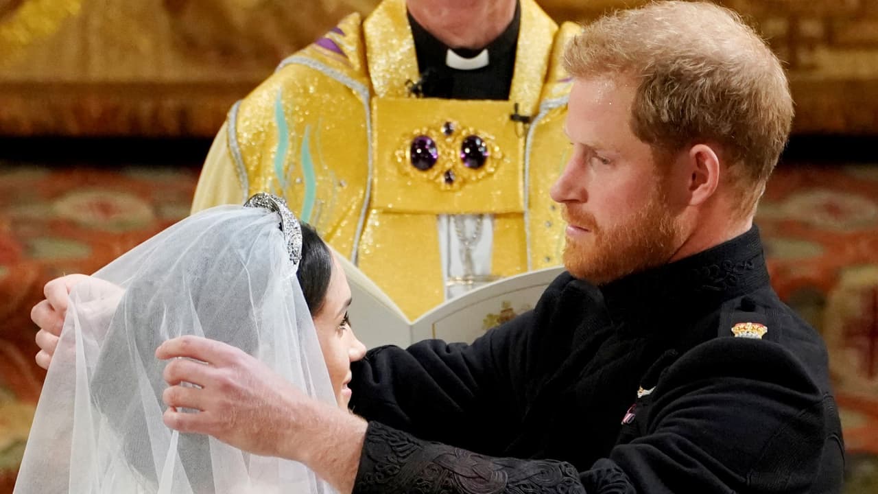 ¿Qué ha cambiado para que la monarquía de un paso adelante y acepte que el príncipe Harry se case con una actriz, divorciada y birracial?