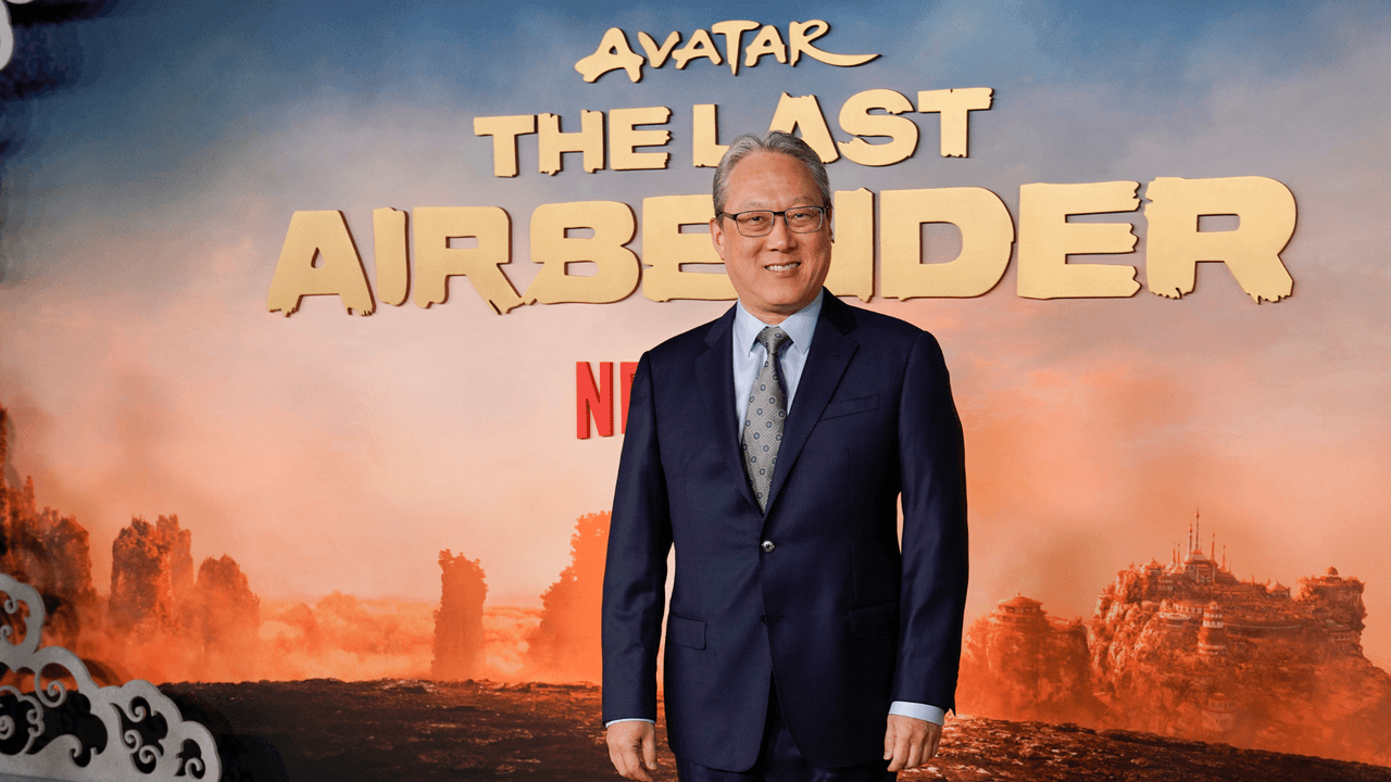 Albert Kim, showrunner de 'Avatar: la leyenda de Aang', enfrenta las críticas los fans.