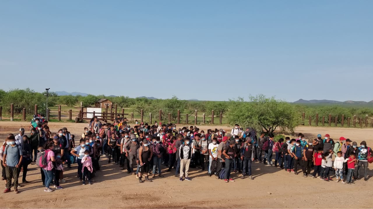 Julio 21- En la última entrega masiva detuvieron a 197 personas, 147 de ellos eran niños no acompañados cerca de San Miguel, más de 140 eran niños migrantes no acompañados, la mayoría de Guatemala.