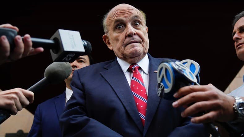 El juicio civil contra Rudy Giuliani que podría costarle millones