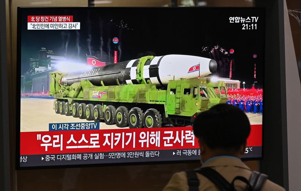 Corea del Norte presenta un gigantesco misil en una muestra de poderío militar y celebra estar "libre "de covid-19