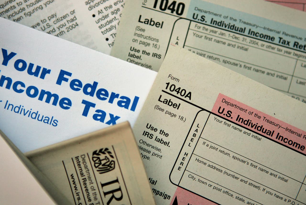 <b>¿Cómo solicito una prórroga al IRS?</b>
<br>
<br>Haciéndose eco del IRS, Guamán recomienda que la manera más segura y fácil de solicitar una prórroga es de manera electrónica, a través del 
<a href="https://www.irs.gov/es/filing/free-file-do-your-federal-taxes-for-free" target="_blank">portal Free File </a>en IRS.gov. En dónde puedes completar el formulario 4868 en español. 
<br>
<br>Las solicitudes de prórroga se puede realizar a través del correo físico, pero debe asegurarse de que la petición se haga antes del 18 de abril. 
<br>
