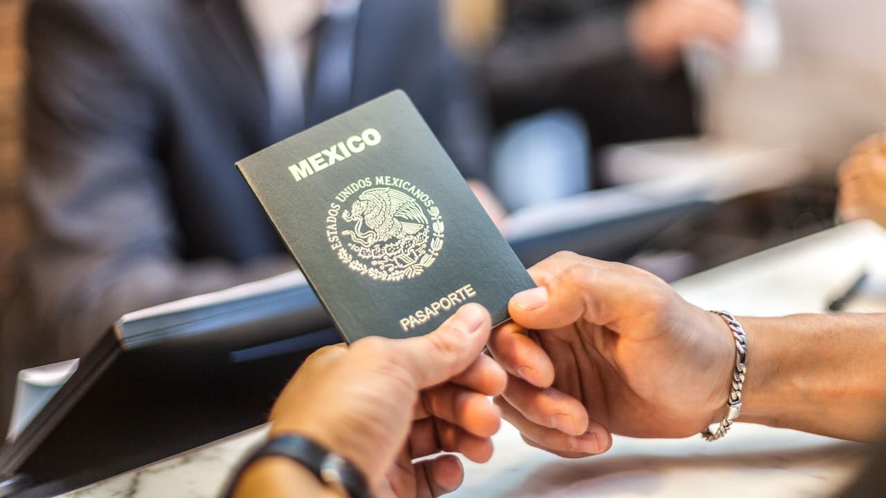 Recuerde revisar que su pasaporte esté vigente. "Muchas veces el pasaporte expira y no nos damos cuenta", dice la abogada.