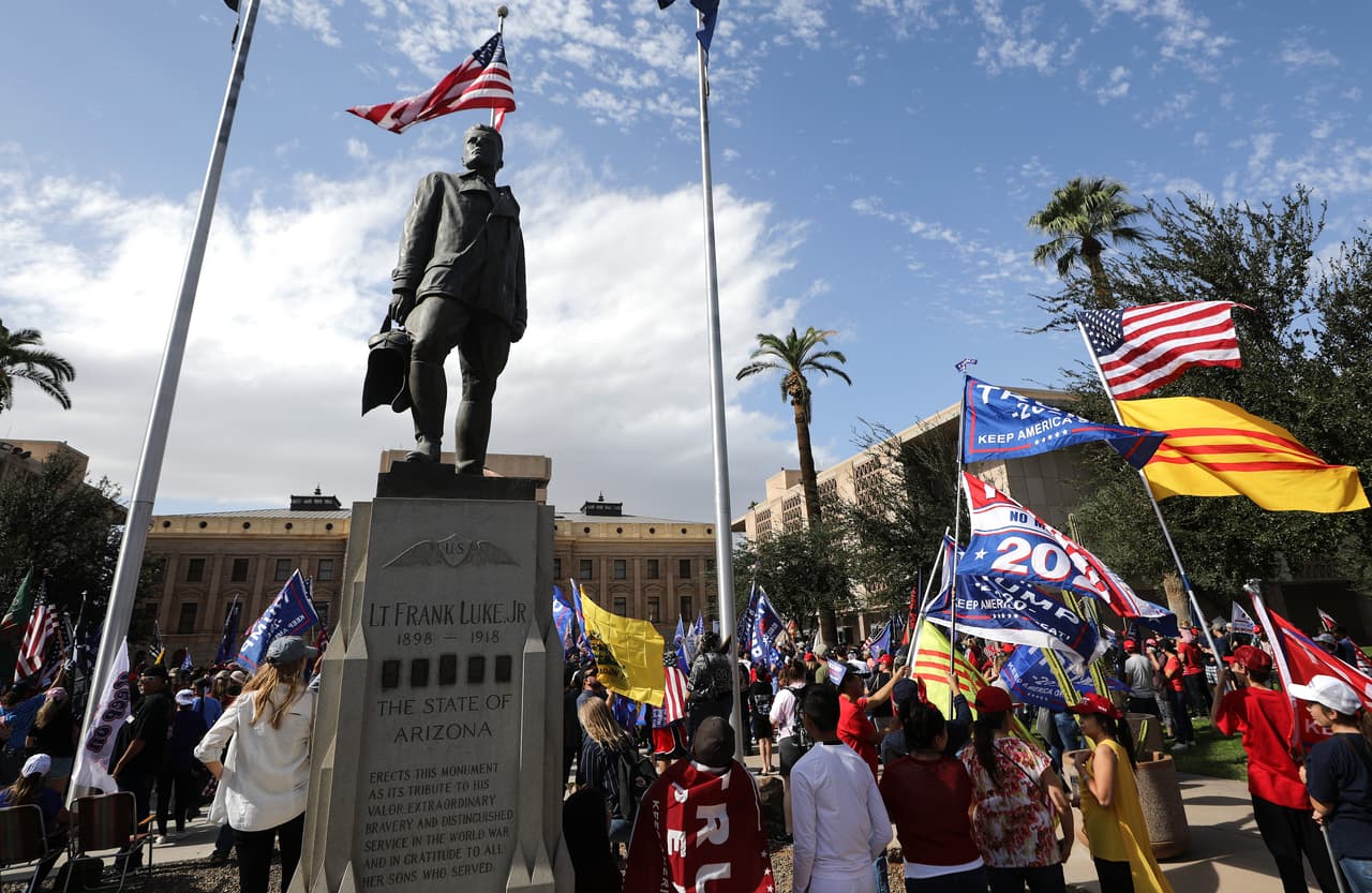 Cientos de personas se congregaron frente a la legislatura de Arizona para protestar por el conteo de los votos.