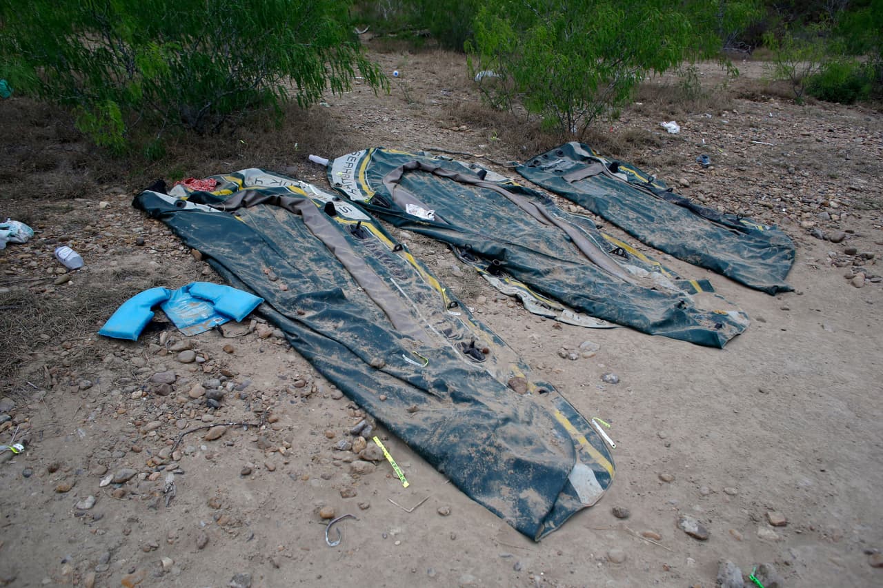Balsas inflables que se sospecha que fueron usadas para transportar a inmigrantes sin documentos en EEUU yacen a pocos metros del Rio Grande (Río Bravo en México). La Patrulla Fronteriza ha advertido de que el número de embarcaciones de este tipo ha aumentado, y ha detallado 
<a href="https://www.univision.com/noticias/inmigracion/patrulla-fronteriza-inmigrantes-100-personas" target="_blank">que llegan a cargar a diez personas o más</a>, que corren el riesgo de perder la vida con tal de cruzar la frontera.