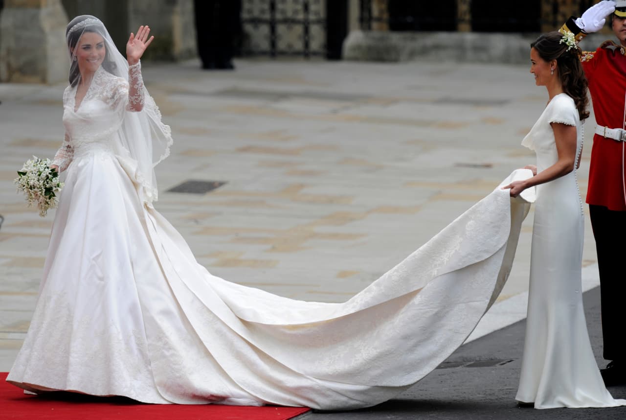 Si prefieres algo más glamoroso, el vestido de bodas de la duquesa de Cambridge, Kate Middleton, también puede ser tuyo a muy bajo costo.
<br>