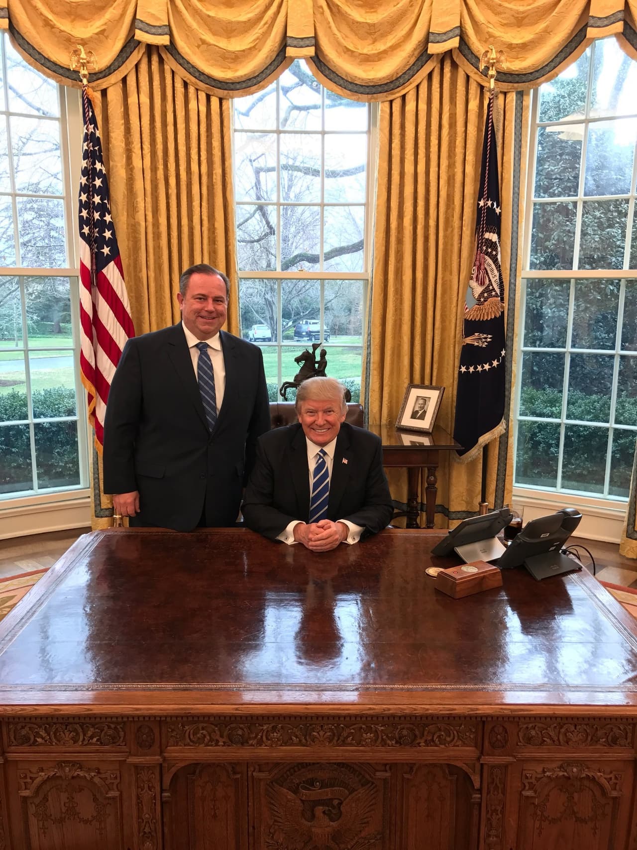 Christopher Ruddy con el presidente Trump en el Despacho Oval, el 1 de marzo de 2017.