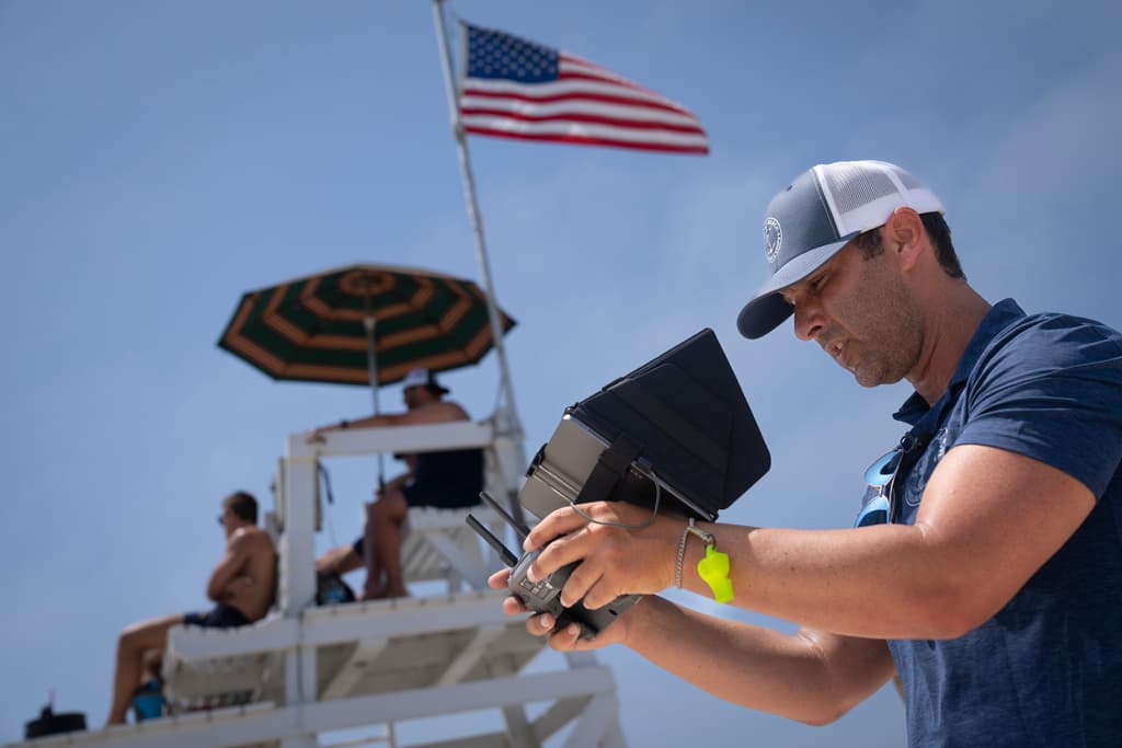 Personal de la policía del condado de Suffolk se encuentra vigilando de cerca las playas para tratar de detectar los tiburones y poder cerrar las playas al público a tiempo. También se están utilizando cámaras con sensores de calor para identificarlos.
<br>