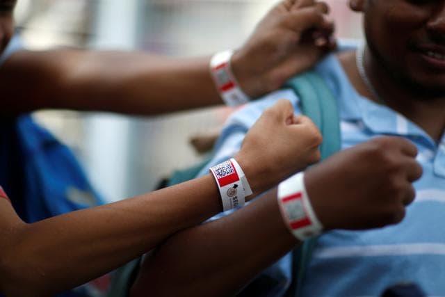 Una vez que llegaron a México, las autoridades migratorias dieron a los migrantes unos brazaletes con un código de barras con los datos de sus casos. “Esto es para reclamar la credencial mexicano. Dicen ellos que hay permiso para un año", dice Henry Arce, 30, de Choloma, Honduras. Una vez que los procesan en migración, los centroamericanos pueden permanecer en el país por un año.