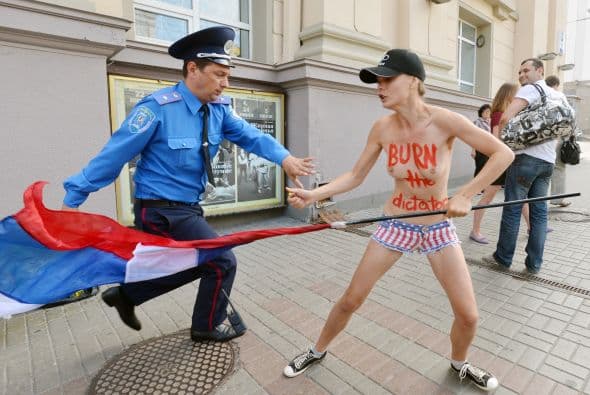 El alcalde en funciones de Moscú, Serguéi Sobianin, se pronunció a favor de que el dirigente opositor Alexéi Navalny se presente a las elecciones al Ayuntamiento de la capital rusa del próximo 8 de septiembre. Navalny decidió retirar su candidatura tras ser condenado la víspera a cinco años de cárcel en un caso de robo de madera y fraude, lo que de hecho le inhabilitaba para tomar parte en unas elecciones. Después de su arresto, condena y posteriores demostraciones en St. Petersburg y otras ciudades rusas, el bloguero fue puesto en libertad en forma inesperada. Al quedar en libertad hasta que se resuelva la apelación de la sentencia, el opositor podría concurrir teóricamente a los citados comicios. Tras abandonar la prisión preventiva de la ciudad de Kírov, unos 900 kilómetros al este de la capital, Navalny señaló que tomara una decisión cuando vuelva a casa. Mientras, el veterano opositor liberal, Borís Nemtsov, animó hoy a Navalny a postular su candidatura, "continuar hasta el final y ganar". "Estoy convencido de que si en las elecciones recibe más de un millón de votos, no se atreverán a encerrarlo. La garantía de inmunidad de Navalny depende directamente del apoyo popular", apuntó. Navalny, bloguero anticorrupción que sacó a la luz los trapos sucios del partido del Kremlin, era considerado hasta su condena ayer a cinco años de cárcel el dirigente opositor con mayor gancho electoral. Los analistas no creen en una posible victoria de Navalny en las elecciones a la alcaldía, pero consideran que su condena sí puede traerle réditos electorales. Uno de los organizadores en diciembre de 2011 de las mayores protestas antigubernamentales desde la caída de la Unión Soviética, Navalny fue el dirigente más votado cuando la oposición extraparlamentaria decidió crear un consejo coordinador.