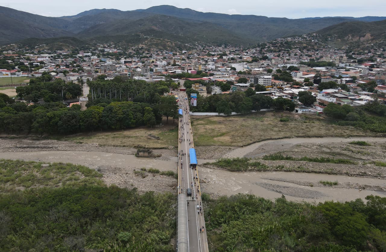 Lo que solía ser una frontera común que unía vínculos familiares y económicos 
<b>cambió radicalmente en agosto de 2015 cuando Maduro ordenó su cierre luego de un ataque que dejó heridos a tres militares cuando cumplían un operativo contra el contrabando en San Antonio del Táchira, del lado venezolano.</b>
<br>
<br>