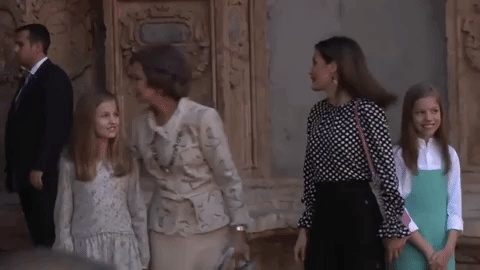 Pero el pleito continuó. Mas adelante, la doña Sofía logró su objetivo y, tras tomarse la foto con sus nietas, besó a la princesa de Asturias en la frente, acción que no fue bien tomada por la reina de España.