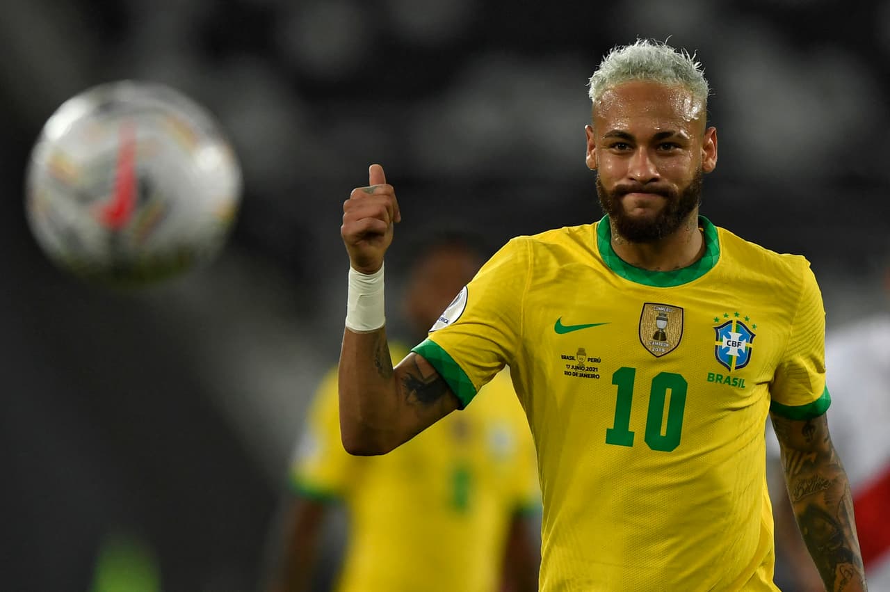 <b>Puesto 13: Neymar, futbolista</b>. 
<br>
<br>
<b>285.7 millones de seguidores en redes sociales.</b>
<br>
<br>
<a href="https://www.instagram.com/neymarjr/"><u>Instagram</u></a>: 152 millones de seguidores
<br>
<br>
<a href="https://www.facebook.com/neymarjr"><u>Facebook</u></a>: 80 millones de seguidores. 
<br>
<br>
<a href="https://twitter.com/shakira"><u>Twitter</u></a>: 53.7 millones de seguidores.