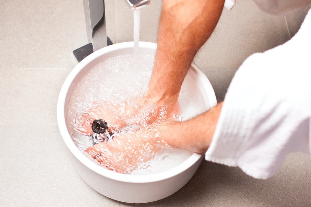 Si no tienes una tina en tu hogar, puedes prepararte un baño de pies en un recipiente, donde pongas sal de mar, bicarbonato, algún aceite, y frotarte con un trapo. Verás qué bien se siente.