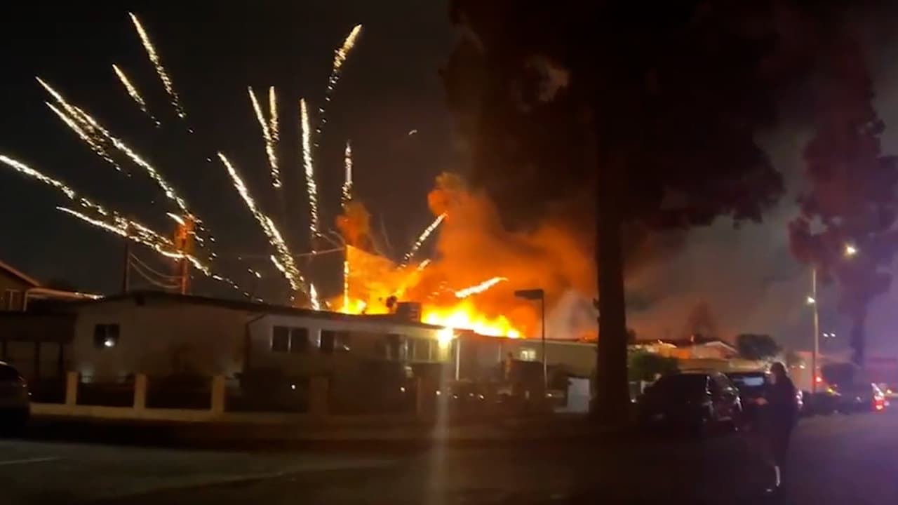Hasta 130 bomberos contuvieron un incendio vinculado a fuegos artificiales en California