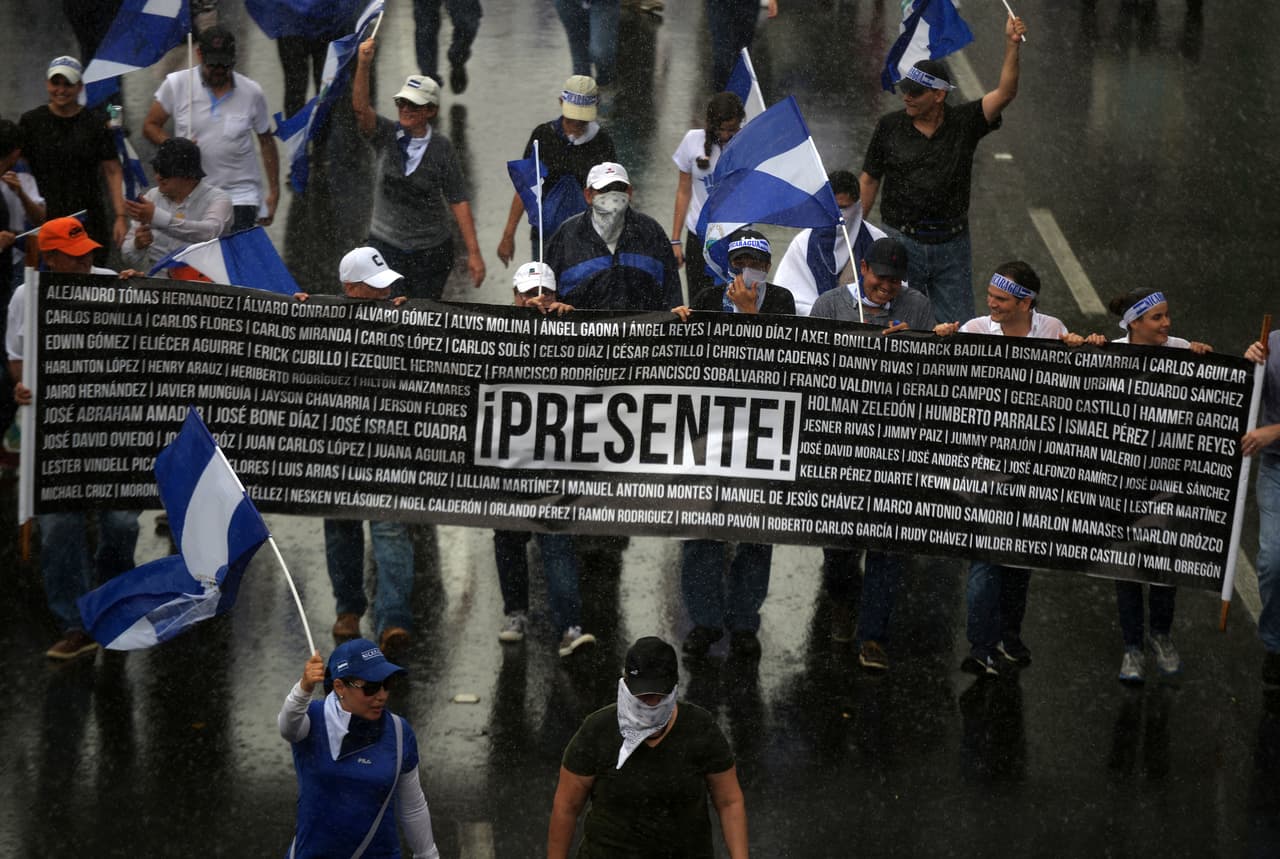 En las pancartas de los ciudadanos también se podían leer diferentes lemas como "Protestar es mi derecho, reprimir es un delito", "Porque queremos justicia y democracia", "Hemos aguantado, pero ya explotamos", entre otras. En la imagen, una con los nombres de algunos de los más de 300 fallecidos desde el inicio de las protestas ciudadanas contra Daniel Ortega.