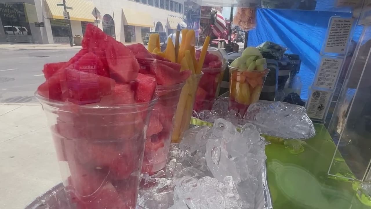 Aquellos que trabajan al aire libre llevan su comida y la guardan con precaución para mantenerla conservada. 
<br>
<br>Sin embargo, el Departamento de Salud Pública de Chicago señaló que 
<b>si los alimentos perecederos duran más de una hora a temperaturas superiores a los 90 grados “será inservible”</b>, pues las bacterias se multiplican rápidamente.