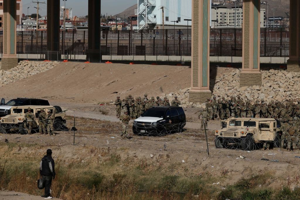 El despliegue impresiona e intimida a los migrantes. Los agentes incluso se desplegaron en la zona federal, un hecho que no había ocurrido hasta entonces en esta área. 
<br>
<br>
<b>Mira también: </b>
<a href="https://www.univision.com/noticias/inmigracion/record-de-migrantes-arrestados-y-una-batalla-legal-por-titulo-42-asi-cierra-el-ano-en-la-frontera-sur">Récord de migrantes arrestados y una batalla legal por el Título 42: el convulso año que cierra la frontera sur.</a>