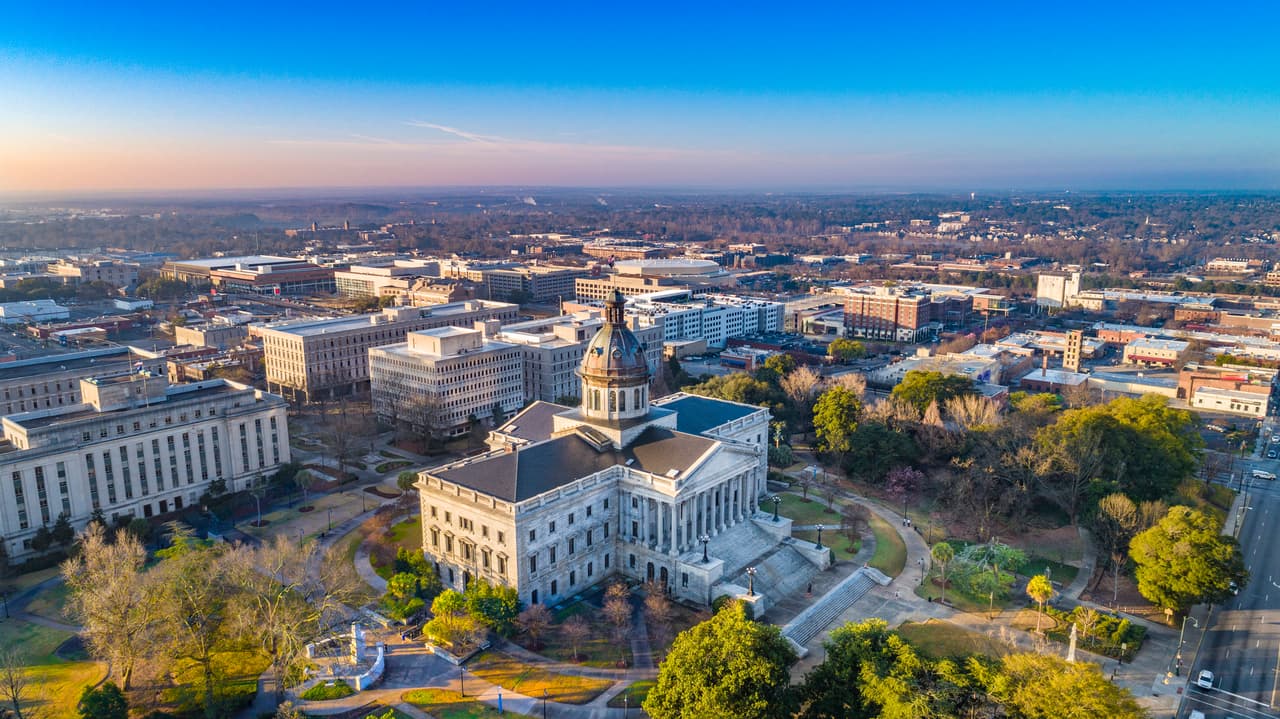 <b>Columbia, Carolina del Sur</b>
<br>
<br>Días promedio de las viviendas en el mercado: 17.
<br>
<br>Precio promedio de cotización: 265,000 dólares.
<br>
<br>Ofertas activas en julio de 2021: 1,118.
<br>
<br>Tamaño promedio de las viviendas en venta: 2,036 pies cuadrados.
<br>
<br>Según el informe, la desaceleración en la disminución del inventario significa que el mercado tiende a mejorar. Sin embargo, la oferta activa de viviendas sigue siendo históricamente baja.
<br>