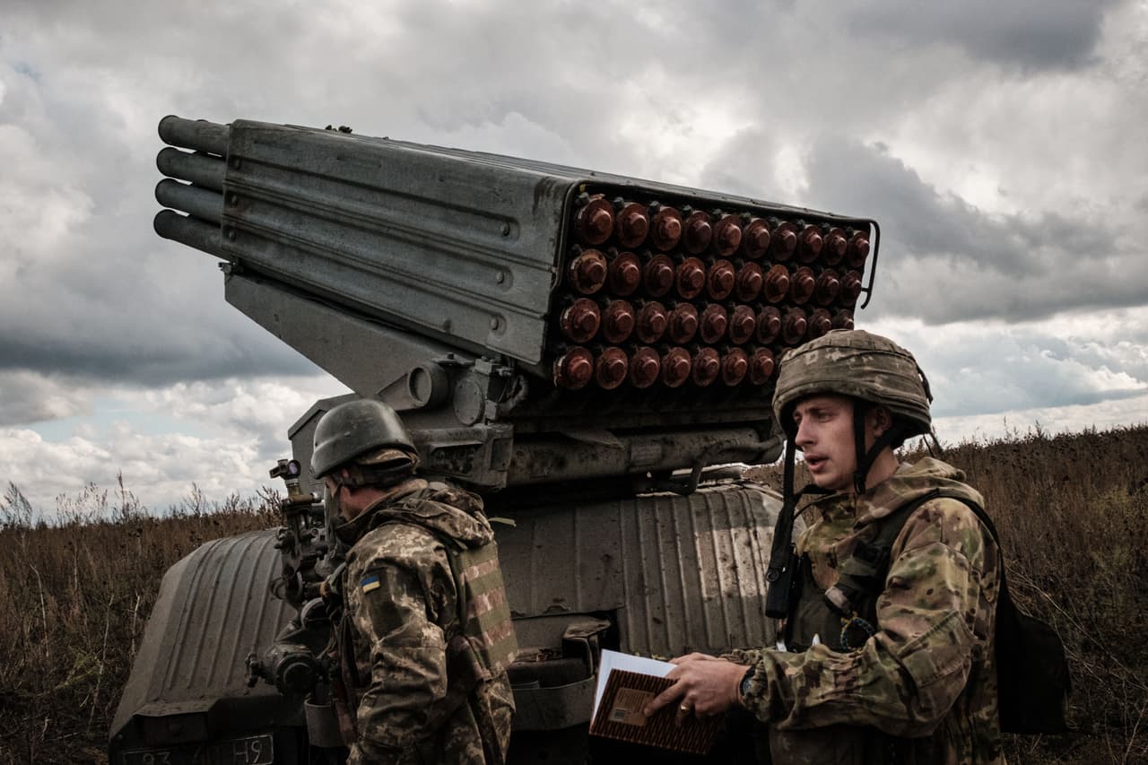 En los 
<a href="https://www.univision.com/noticias/mundo/ucrania-avance-retiro-rusia-jarkiv">seis meses desde que Rusia ocupó gran parte del este de Ucrania</a>, la guerra ha estado dominada por un duelo de artillería en la que los defensores ucranianos se han visto a menudo superados. 
<br>
<br>
<b>Pero el mes pasado en la región nororiental de Járkov, </b>el ejército ucraniano dio un vuelco a la batalla con una serie de ofensivas dirigidas por tanques e infantería, que obligaron a salir a los invasores rusos. 
<b>La unidad ucraniana de artillería emplea un arma que ha estado en uso en los ejércitos soviéticos y postsoviéticos desde 1963: un lanzador de cohetes múltiples BM-21 Grad </b>montado en un camión Ural.
<br>