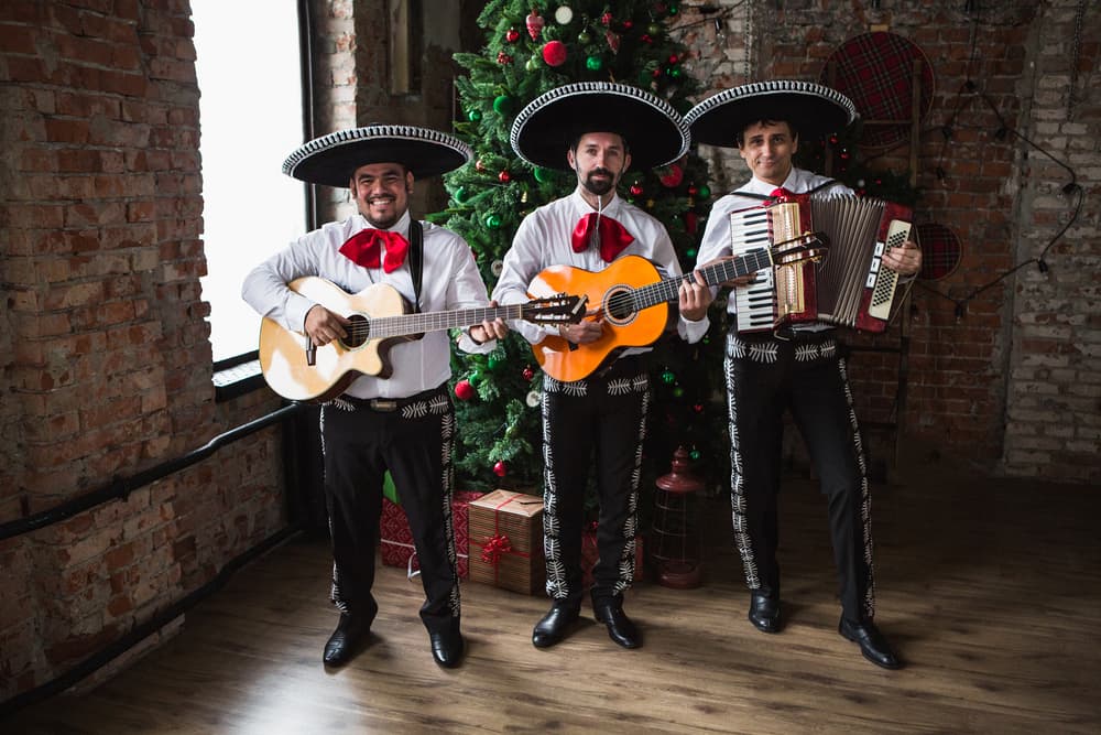 Se dice que durante el gobierno en México del emperador Maximiliano, fueron él y Carlota quienes lo instalaron en el Castillo de Chapultepec y para la primera Navidad en tierras mexicanas, en el año 1864, mandaron poner un fastuoso árbol de Navidad que asombró a toda la ciudad.