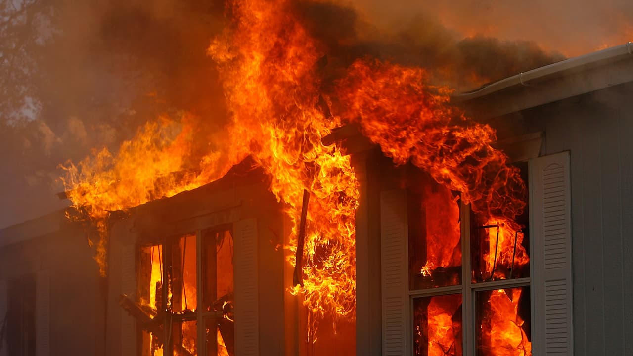 <b>Los incendios por baterías de bicicleta eléctrica también han dejado cerca de 130 heridos y 17 fallecidos</b>. El FDNY ha compartido videos en reiteradas ocasiones para evidenciar lo voraz y rápido que se pueden detonar este tipo de siniestros.