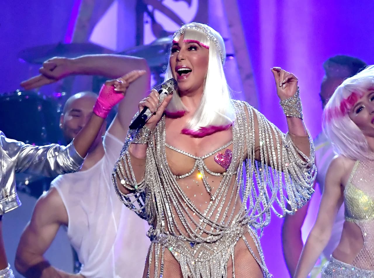 Para su presentación en la ceremonia de los premios Billboard a la música
<a href="http://www.univision.com/musica/pop-en-ingles/cher-vuelve-al-escenario-de-billboard-con-believe-su-himno-de-los-noventa"> <b>Cher se presentó para traer de vuelta, 'Believe',</b></a> su gran éxito de los noventa y algunos elementos que han distinguido a su guardarropa. La presentación fue un día después del cumpleaños de la diva, quién advirtió que a sus 71 años no solo conserva su presencia escénica sino que puede hacer "una plancha durante cinco minutos".