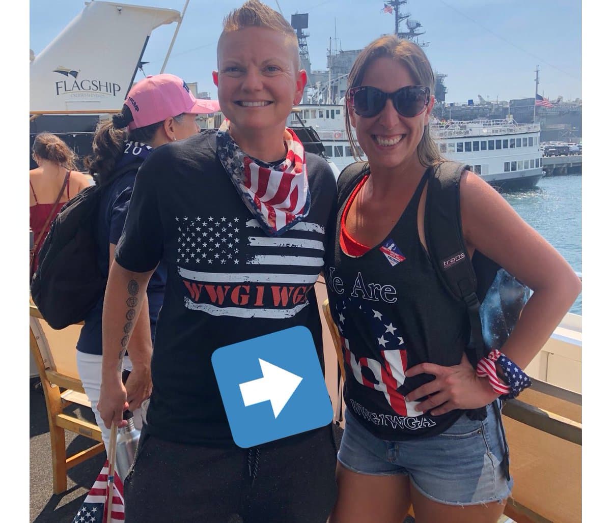 Babbitt con una playera de 
<b>QAnon</b>, un movimiento que promueve la idea de que el presidente Donald Trump quiere detener una conspiración global para secuestrar, abusar y sacrificar niños organizada, entre otros, por los demócratas.