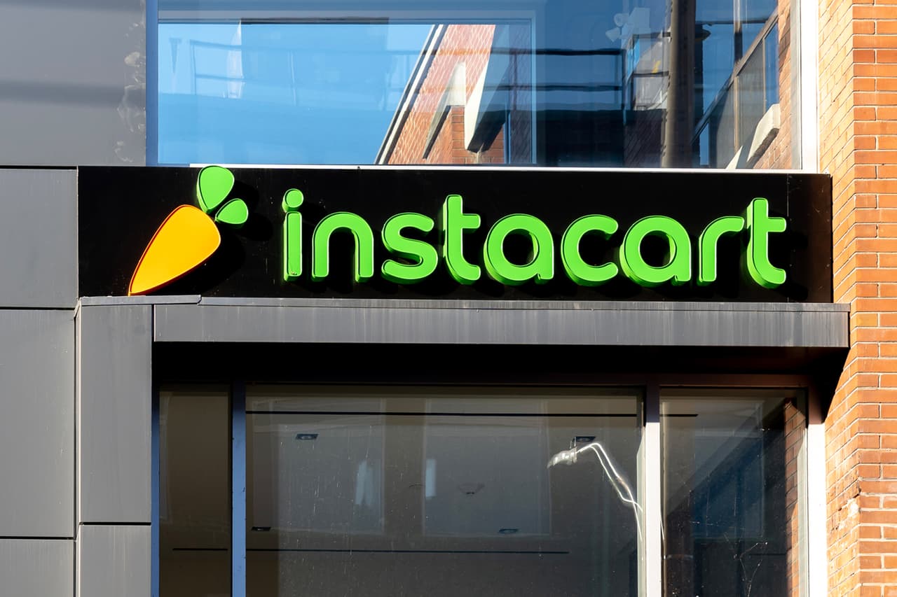 <b>Instacart</b>
<br>
<br>En este servicio de compras de alimentos en línea los usuarios gastan 67,000 dólares cada minuto. La cantidad de personas que usan esta aplicación se disparó durante la pandemia. 
<br>
<br>El número total de usuarios de Internet ha crecido alrededor de 500 millones en 2021. Esto es el 11% de los 4,500 millones de usuarios que tenía en 2020, unos 950 nuevos usuarios por minuto.
<br>