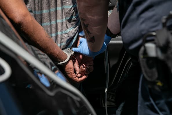 Otros cinco hombres fueron acusados de delitos similares. Sin embargo, la Policía del condado Bell aún no tiene en línea sus fichas. 
<ul>
 <li class="li1">Brandon Anthony Lee, 25, de Killeen</li>
 <li class="li1">Dustin Edward Johnson, 42, de Lott</li>
 <li class="li1">Shaun Paul Moore, 39, de Kempner</li>
 <li class="li1">Rakeem Jamal Nelson, 28, de Killeen</li>
 <li class="li1">Pierre Jean, 32, de Killeen</li>
</ul>
<br>A través de las redes sociales, los individuos presuntamente contactaron a los oficiales encubiertos e hicieron acuerdos para actos sexuales con niñas que creían tenían 15 o 16 años. 
<br>
<br>Estos acuerdos eran por tarifas que incluían dinero, drogas o alcohol. Los sospechosos fueron detenidos sin incidentes cuando llegaron a un lugar predeterminado.