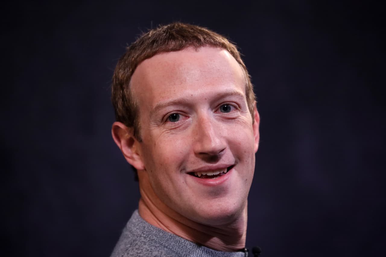 <b>Mark Zuckerberg</b>, estadounidense. Es el fundador de Facebook. Su patrimonio neto total es de 115,000 millones de dólares.
