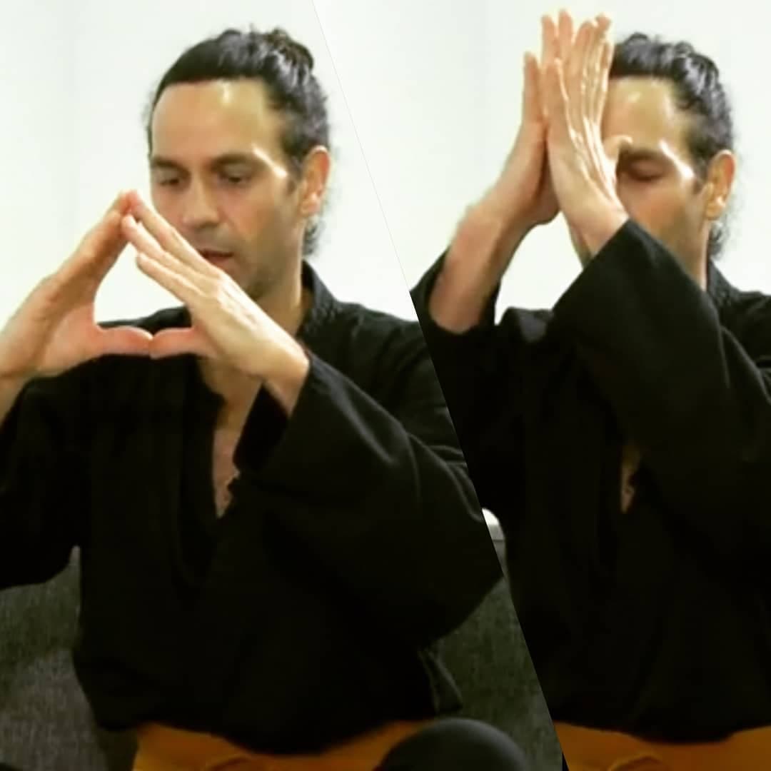 En diversas ocasiones el actor de telenovelas como 'Inocente de ti' ha compartido imágenes donde se le ve practicando yoga.