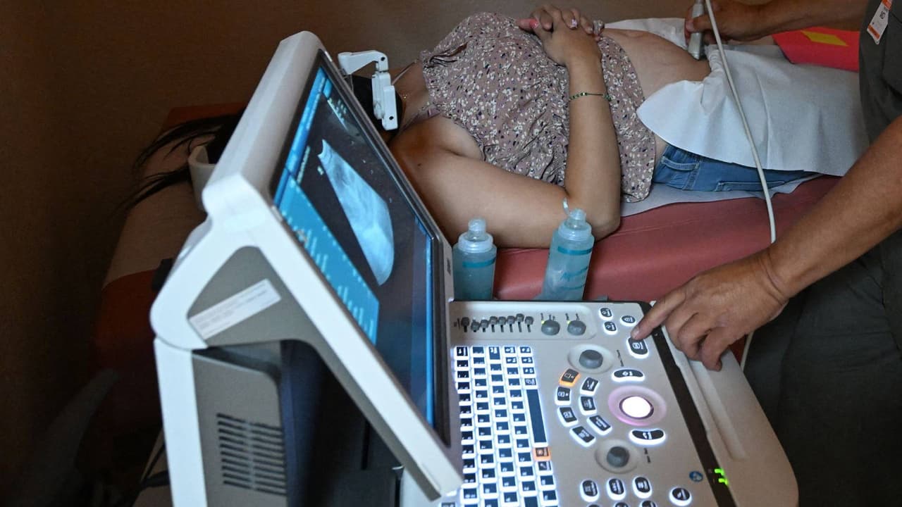 Cientos de médicos en Florida han advertido que 
<b>votarán en contra de la Enmienda 4</b>, pues afirman que esta permitiría que personas que no son profesionales realicen abortos sin poder atender las posibles complicaciones. También indican que se 
<b>eliminaría el permiso de los padres de las menores</b> que buscan realizarse este procedimiento.