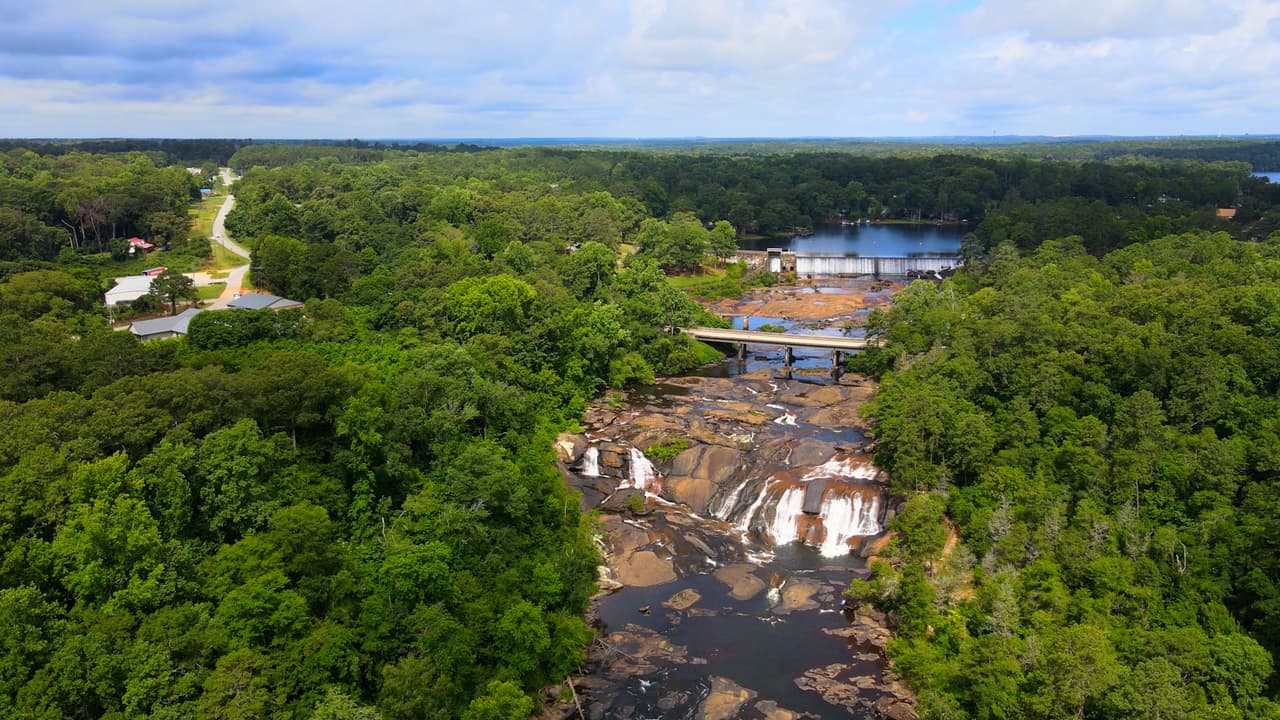 <b>High Falls State Park (Jackson)</b>: 
<br>
<b>Sitio web</b>: 
<a href="https://gastateparks.org/HighFalls">https://gastateparks.org/HighFalls</a> 
<br>
<a href="https://maps.app.goo.gl/iqXoCc4e6Cok5JYK8"><b>Cómo llegar</b></a>
<b> </b>
<br>
<br>Ubicado a unas 50 millas al sureste de Atlanta, High Falls State Park obtiene su nombre de la cascada más alta de Georgia que puede encontrarse al sur de la capital estatal.