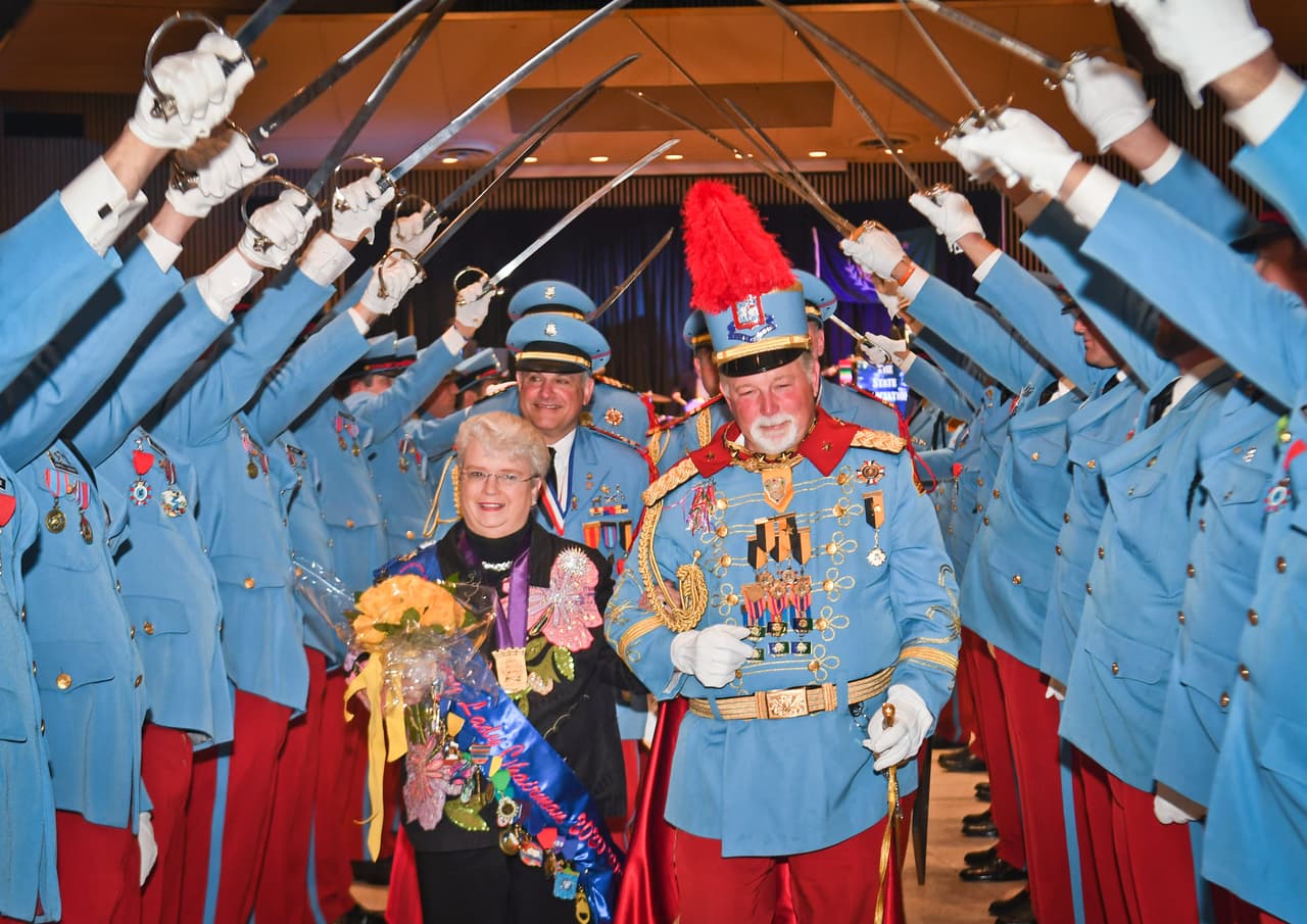 <h2 class="cms-H2-H2">104th Patriotic and Historical Ball</h2>
<br>
<ul>
 <li class="li1">Cuándo: 26 de abril</li>
</ul> 
<ul>
 <li class="li1">Hora: 19:00 horas - 23:00 horas</li>
</ul> 
<ul>
 <li class="li1">Dónde: San Fernando Ballroom</li>
</ul> 
<ul>
 <li class="li1">Qué es: Fiesta militar y de la realiza. Cabina de selfies, gaitas, música y mucho baile.</li>
</ul>