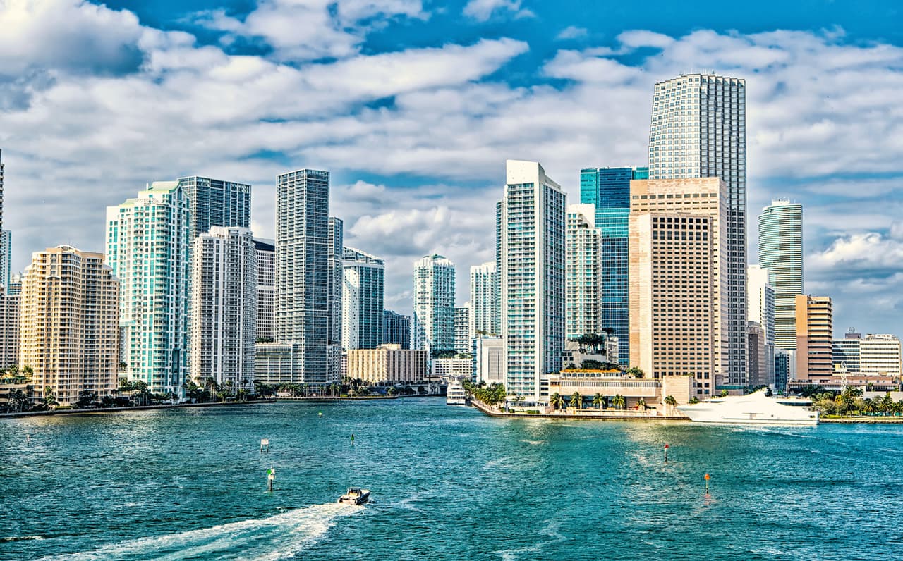 <h3 class="cms-H3-H3">6.- Florida</h3>
<br>
<br>Porcentaje: 26.5%
<br>Total de hispanos o latinos: 5,697,240
<br>Población total: 21,538,187
<br>
<br>Entre 2010 y 2020, el número de personas de origen latino que dijeron pertenecer a más de un raza aumentó de tres millones a 20.3 millones.