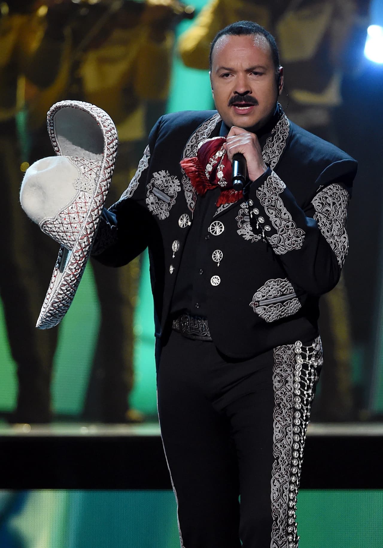Las grecas en el emblemático pantalón de charro tampoco pueden faltar.