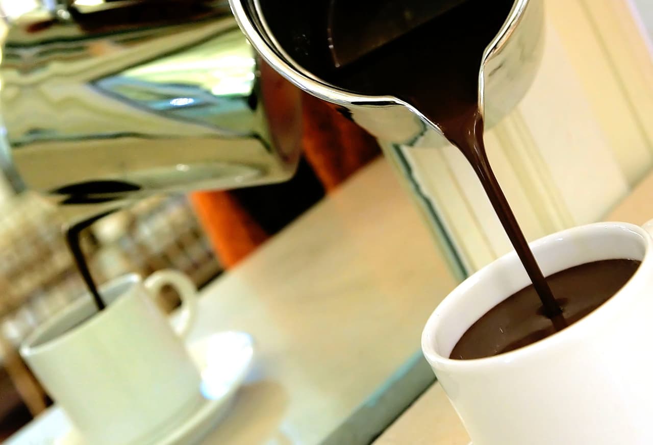 Aliméntate de forma balanceda para mantener una temperatura cálida. Toma bebidas calientes y dulces como chocolate caliente. Evita el alcohol: hace que tu cuerpo pierda el calor rápidamente.