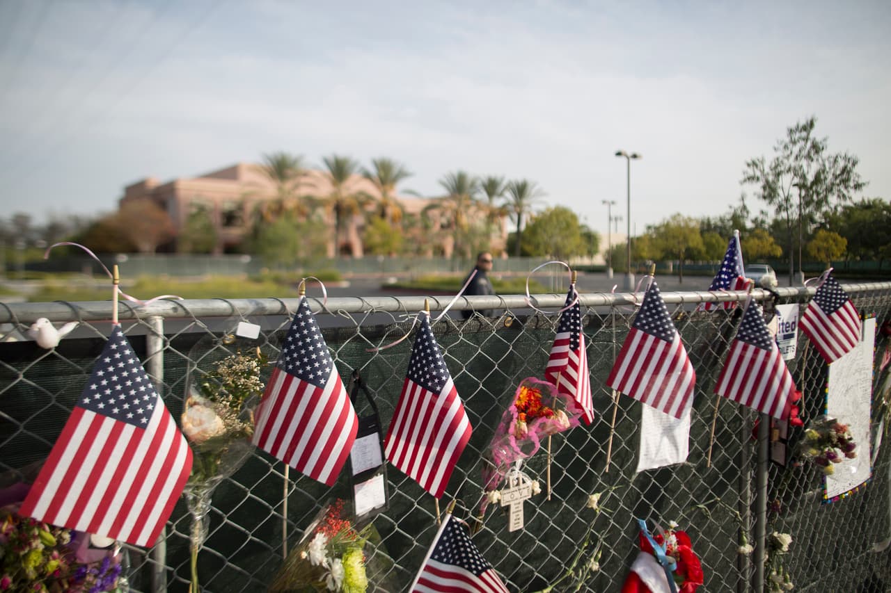 Una imagen de los altares que quedaron en honor a las personas que perdieron la vida ese fatídico 2 de diciembre que marcó la historia de San Bernardino.