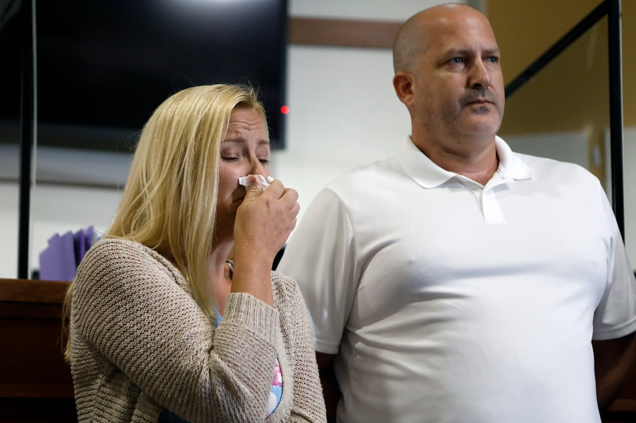<h3 class="cms-H3-H3">Desaparecida</h3>
<br>
<br>La familia de Petito dijo a la policía 
<a href="https://www.univision.com/noticias/estados-unidos/familia-de-brian-laundrie-prometido-de-gabby-petito-paradero-desconocido" target="_blank">que había perdido contacto con la joven</a> desde la última semana de agosto. En la imagen, Joe Petito, padre de Gabby, y su esposa Tara, durante una rueda de prensa el pasado 16 de septiembre en North Port, Florida. El abogado de la familia, Richard Stafford, dijo que la última comunicación de la joven con sus familiares fue el 30 de agosto, pero añadió que no creen que el mensaje que recibieron fuera escrito por ella. Dijeron también que, según la información que tenían, la última vez que Gabby se puso en contacto con ellos fue desde el Parque Nacional Grand Teton, en Wyoming, entre el 24 y 27 de agosto. 
<br>