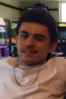 <h3 class="cms-H3-H3">Enrique Ríos </h3>
<br>
<br>Este joven, con 16 años cumplidos, fue reportado como desaparecido por su propia madre en 2016,
<b> luego de ser visto por última vez en la casa de su familia en Esparto, California. </b>
<br>
<br>Las autoridades, según documentos judiciales, un menor y tres adultos
<b> fueron acusados de asesinato, cómplice de un delito grave, secuestro y mejoras por el uso de un arma mortal,</b> durante un secuestro, luego de la desaparición de Ríos. 
<br>
<br>El FBI ofrece
<b> una recompensa de hasta 5,000 dólares </b>por información que conduzca a su localización. 
<br>
<br>