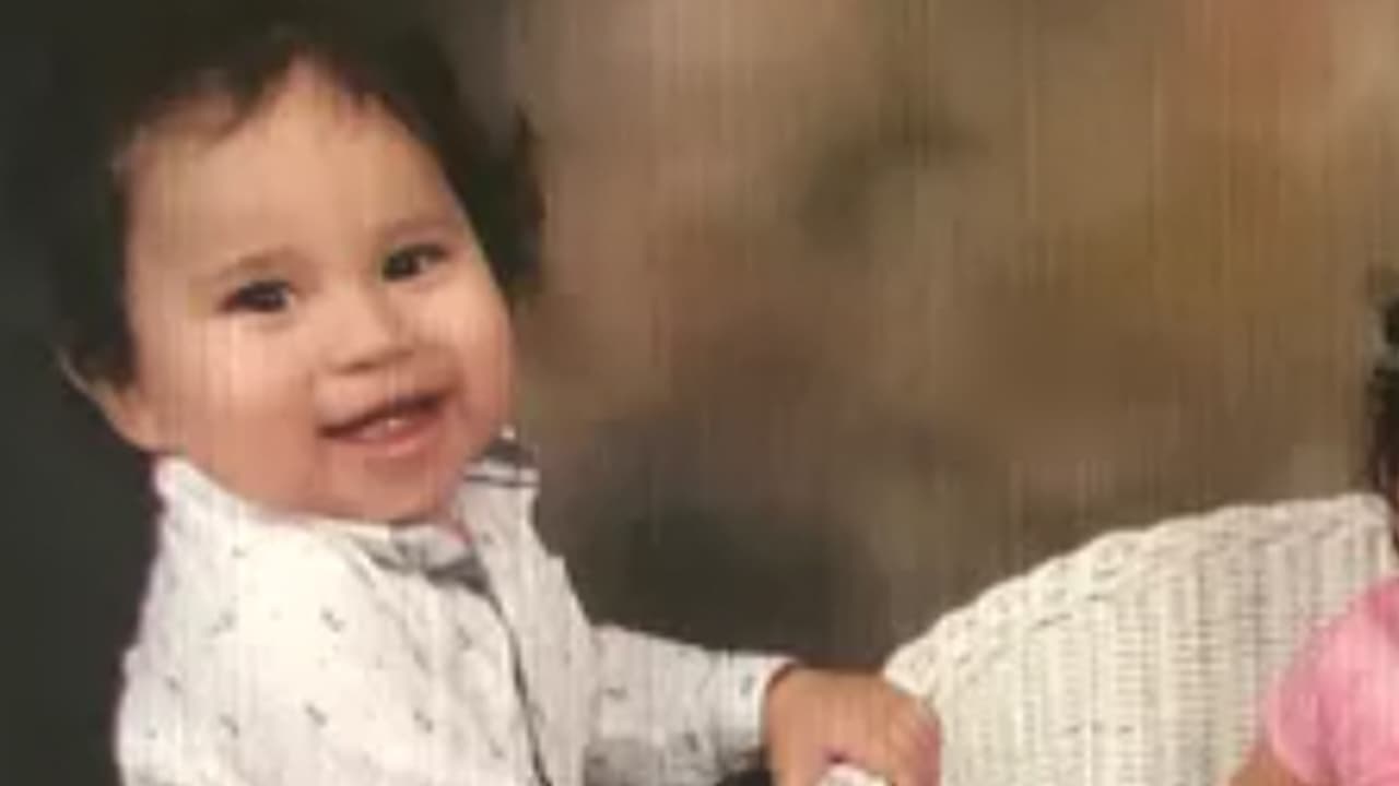 Sin embargo, el hermano gemelo, de 22 meses, fue declarado muerto en el lugar. Su madre, Jennifer Resendiz, lo identificó en una página de 
<i>GoFundMe</i> como 
<a href="https://www.univision.com/local/houston-kxln/muere-un-menor-de-22-meses-tras-caerle-un-camion-de-cemento-en-houston-su-hermana-gemela-se-salvo-video" target="_blank">Nicolás Resendiz</a>.