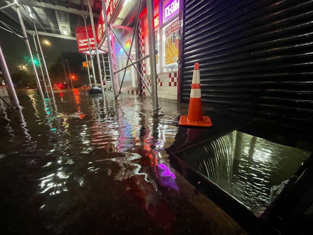 Viviendas y negocios también se vieron afectados por 
<a href="https://www.univision.com/temas/huracan-ida-2021">los remanentes de Ida</a>. En la imagen, el sótano inundado de un restaurante de comida rápida.