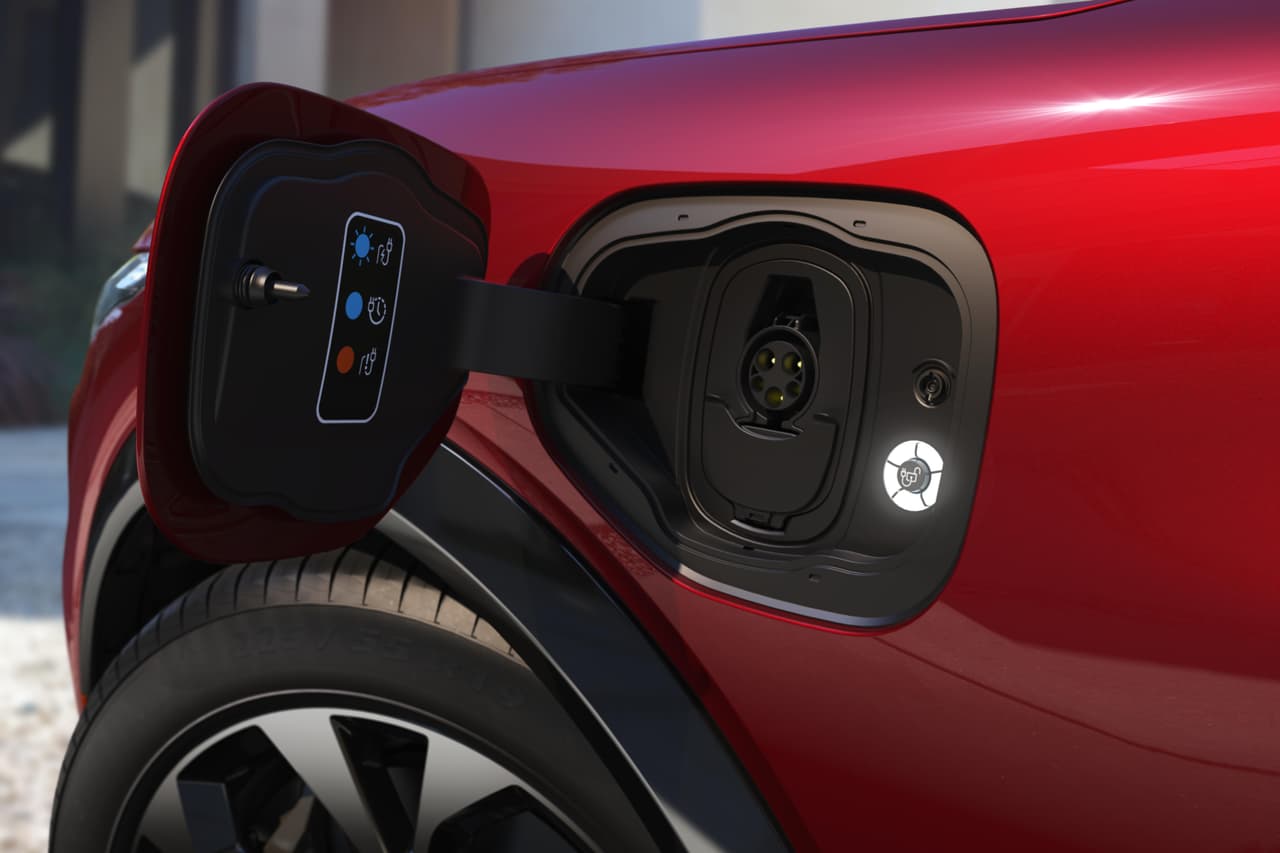 Al Mach-E le toma entre 38 y 45 minutos cargar la batería del 10% al 80%, aunque también cuenta con una opción que le permite hasta 47 millas de autonomía con 10 minutos de carga.