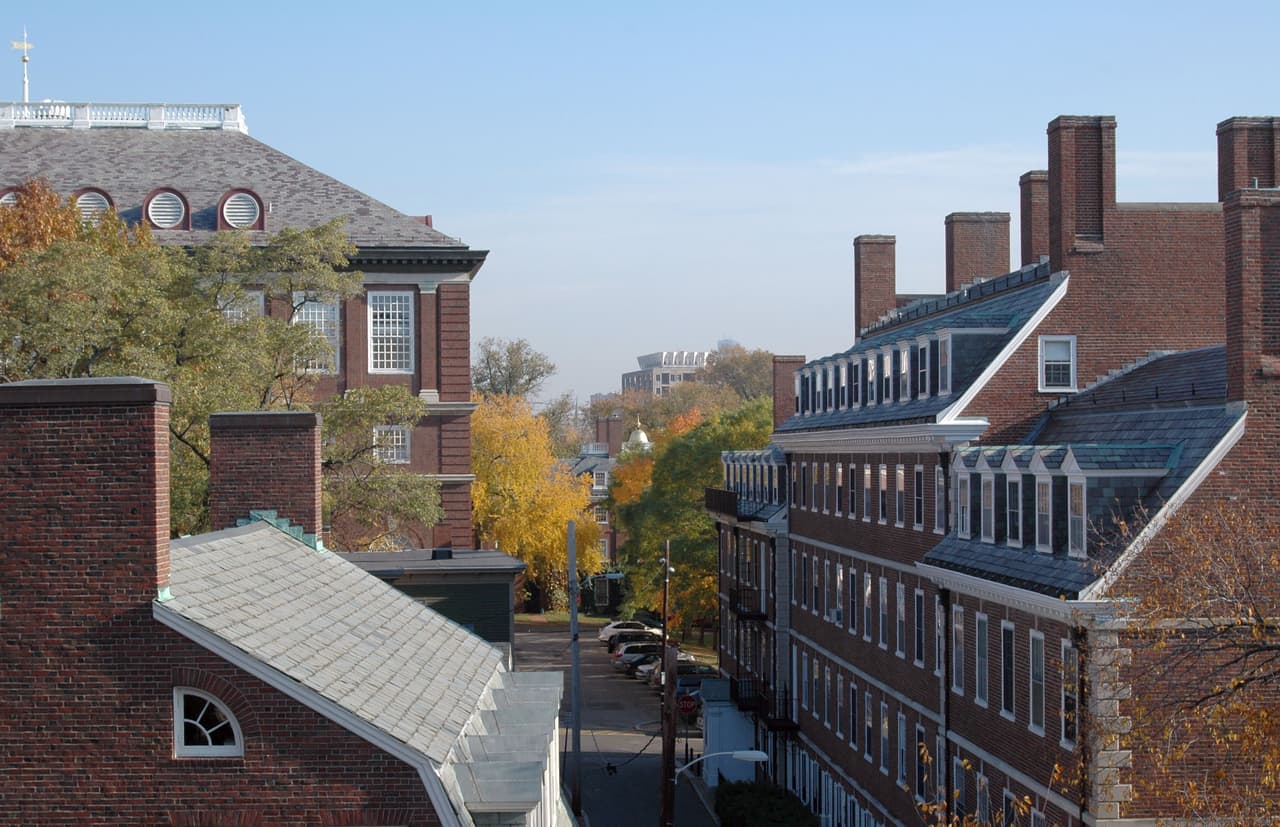 <b>Puesto 6. Massachusetts</b>
<br>
<br>Denuncias por robo de identidad: 660 por cada 100,000 habitantes (total: 45,575 denuncias).
<br>
<br>Pérdida de dinero promedio para todos los tipos de fraude: 275 dólares. 
<br>
<br>Usos más comunes del robo de identidad: falsificación de documentos para recibir beneficios gubernamentales (65%) y otras estafas de identidad (17%).
<br>