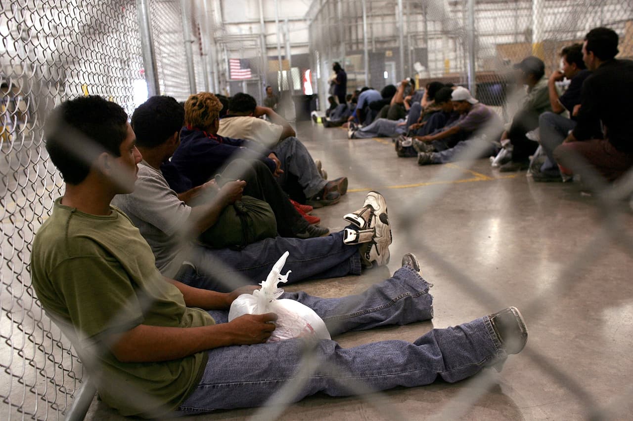 Antes de hacer cualquier gestión, tenga a mano el 
<b>nombre completo y la fecha de nacimiento</b> de la persona desaparecida. Con esos datos, entonces hay que
<b> llamar al consulado del país de la persona</b>, que esté más cercano a la ciudad por donde intentó cruzar a Estados Unidos.