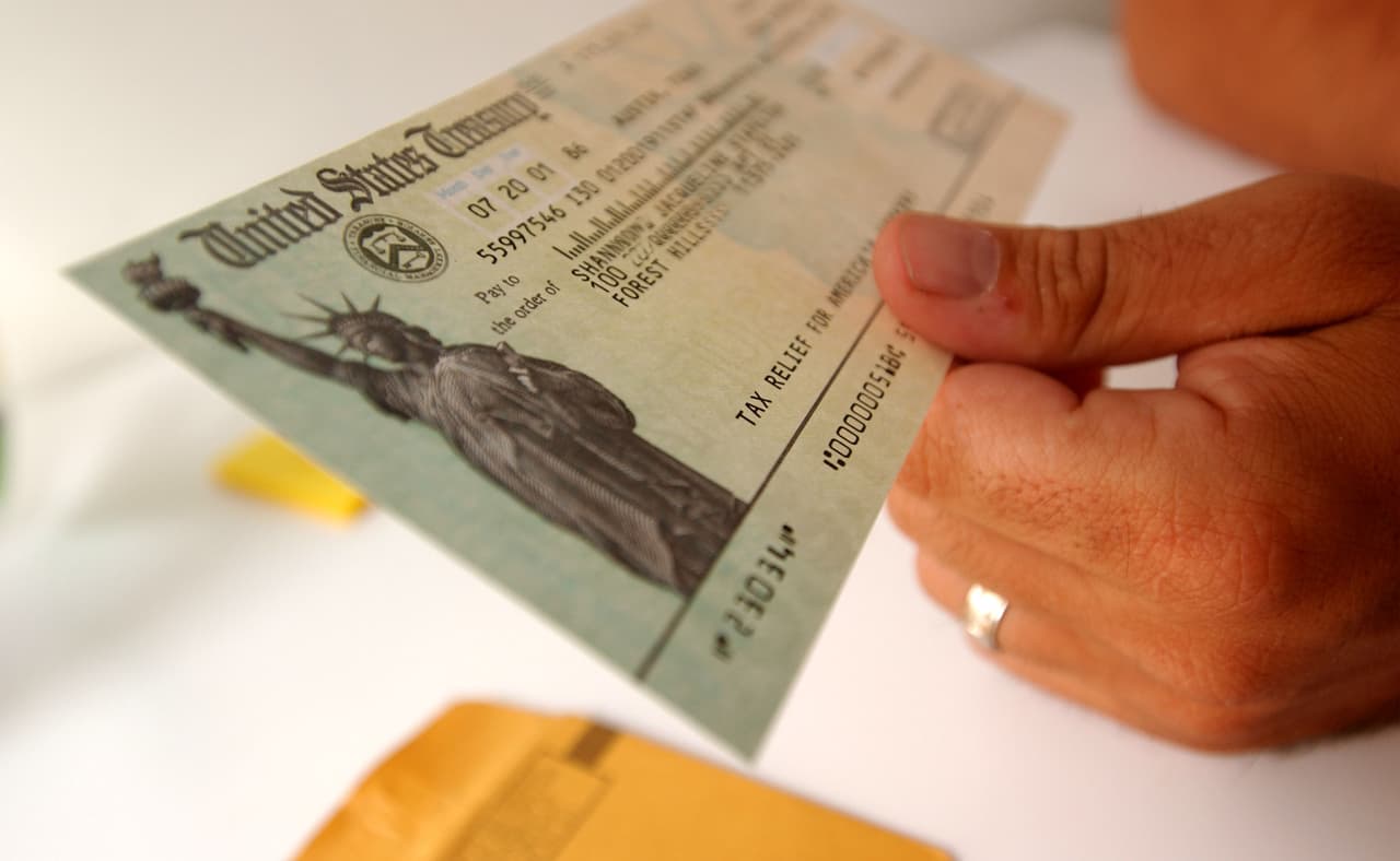 <h3 class="cms-H3-H3">¿Cómo reclamar mi dinero del reembolso de impuestos pendiente?</h3>
<br>La clave para solicitar tu 
<a href="https://www.univision.com/local/los-angeles-kmex/local/los-angeles-kmex/credito-por-ingreso-de-trabajo-irs-indocumentados-california-2023" target="_blank">reembolso</a> pendiente es ponerte al día con tu declaración del 2019 y los años sucesivos. Si todavía no presentas tu declaración de impuestos estás a tiempo, la fecha límite es este 18 de abril.